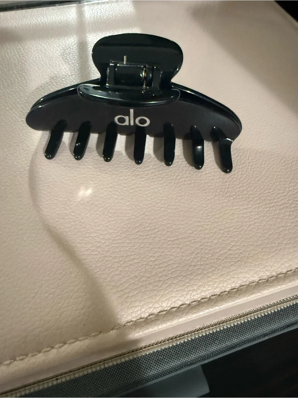 ALO Yoga Black Hair Claw Clip - Picture 1 of 7